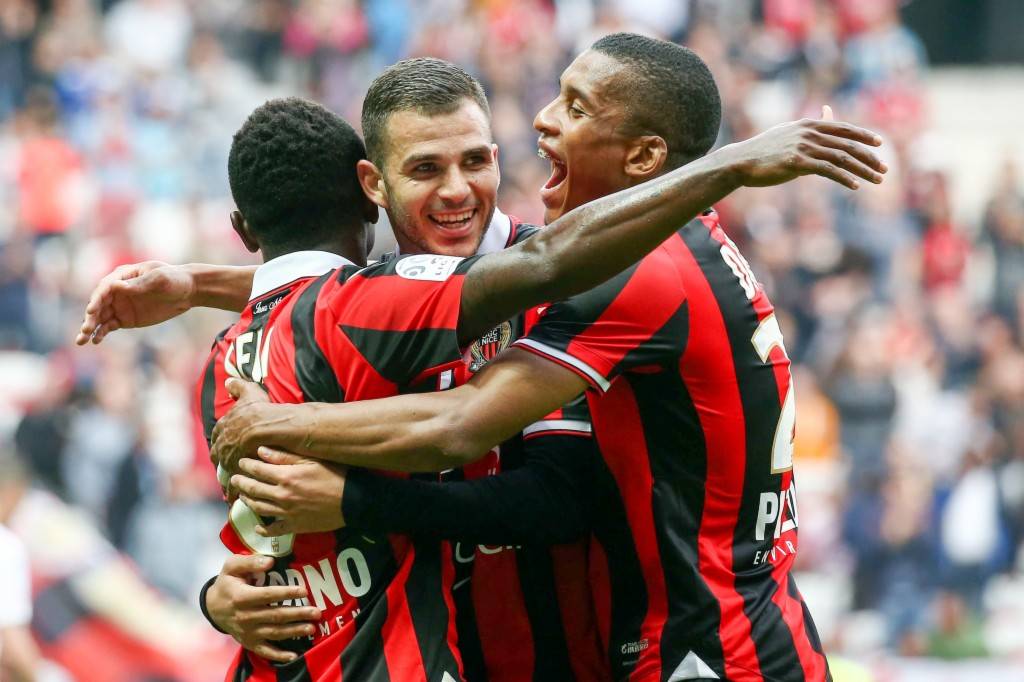  里昂主场惨败尼斯，防守漏洞暴露主帅承压  